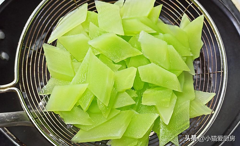 圖片[7]-【小炒萵筍】做法步驟圖 成菜脆嫩爽口 好看還入味-起舞食譜網(wǎng)