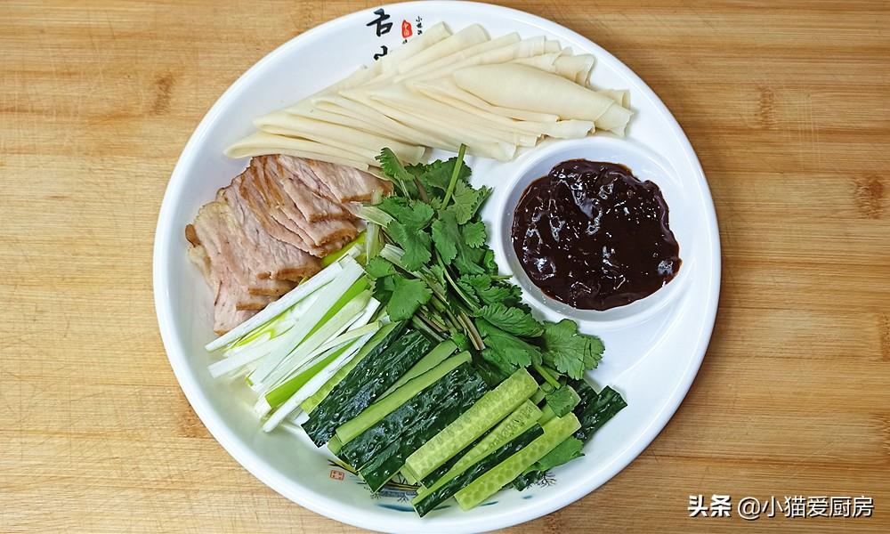 圖片[9]-【卷烤鴨小餅】做法步驟圖 放上甜面醬卷肉和菜 真香-起舞食譜網