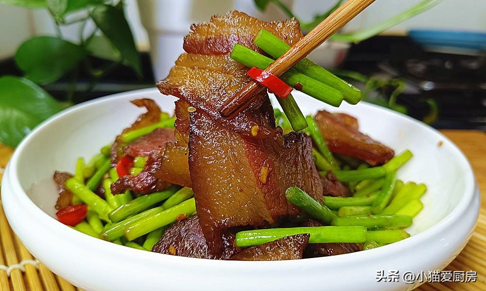 圖片[1]-【臘肉炒蒜苔】做法步驟圖 臘肉軟糯不咸 蒜苔脆嫩入味-起舞食譜網