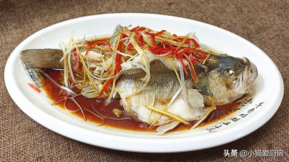 圖片[1]-【清蒸鱸魚】做法步驟圖 魚肉鮮嫩細膩 年夜飯做來吃-起舞食譜網