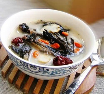 女性宮寒的食療方法 烏雞紅棗參湯