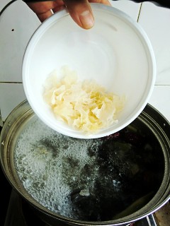 紅棗銀耳烏雞湯